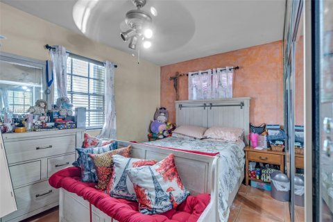 Casa en venta en Hialeah, Florida, 5 dormitorios, 179.49 m2 № 1946345 - foto 14