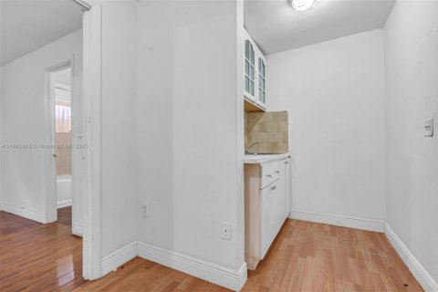 Casa en venta en Hialeah, Florida, 5 dormitorios, 179.49 m2 № 1946345 - foto 29