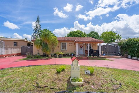 Casa en venta en Hialeah, Florida, 5 dormitorios, 179.49 m2 № 1946345 - foto 1