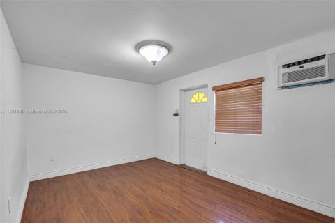 Casa en venta en Hialeah, Florida, 5 dormitorios, 179.49 m2 № 1946345 - foto 26