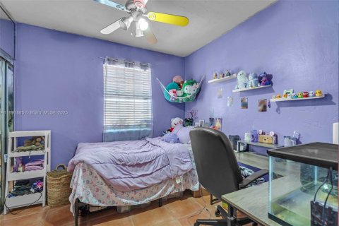 Casa en venta en Hialeah, Florida, 5 dormitorios, 179.49 m2 № 1946345 - foto 13