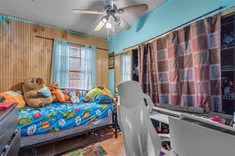 Casa en venta en Hialeah, Florida, 5 dormitorios, 179.49 m2 № 1946345 - foto 16