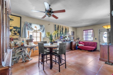 Casa en venta en Hialeah, Florida, 5 dormitorios, 179.49 m2 № 1946345 - foto 5