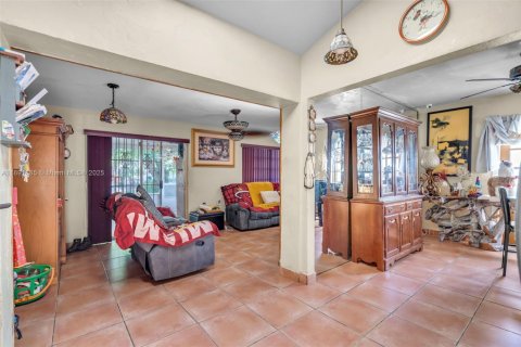 Casa en venta en Hialeah, Florida, 5 dormitorios, 179.49 m2 № 1946345 - foto 7