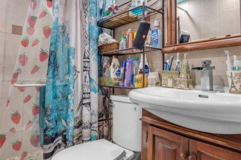Casa en venta en Hialeah, Florida, 5 dormitorios, 179.49 m2 № 1946345 - foto 18