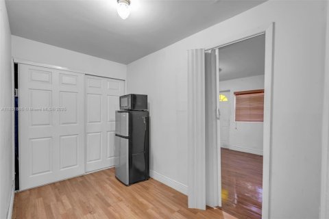 Casa en venta en Hialeah, Florida, 5 dormitorios, 179.49 m2 № 1946345 - foto 28