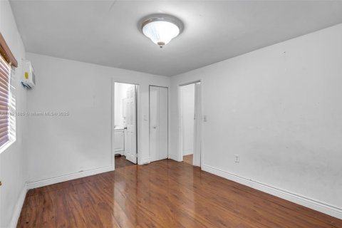 Casa en venta en Hialeah, Florida, 5 dormitorios, 179.49 m2 № 1946345 - foto 25