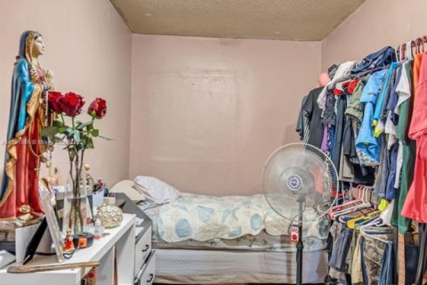 Casa en venta en Hialeah, Florida, 5 dormitorios, 179.49 m2 № 1946345 - foto 17