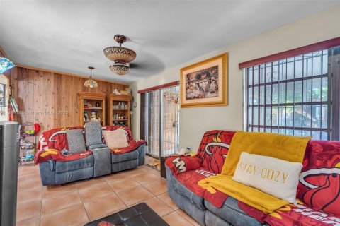 Casa en venta en Hialeah, Florida, 5 dormitorios, 179.49 m2 № 1946345 - foto 9