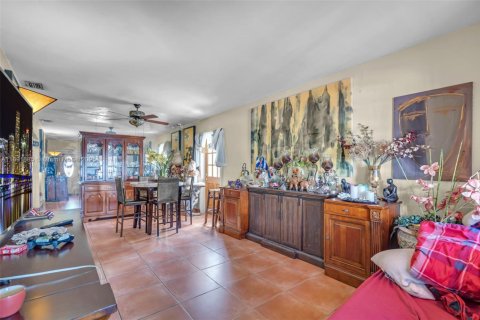 Casa en venta en Hialeah, Florida, 5 dormitorios, 179.49 m2 № 1946345 - foto 4