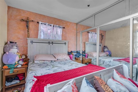 Casa en venta en Hialeah, Florida, 5 dormitorios, 179.49 m2 № 1946345 - foto 15
