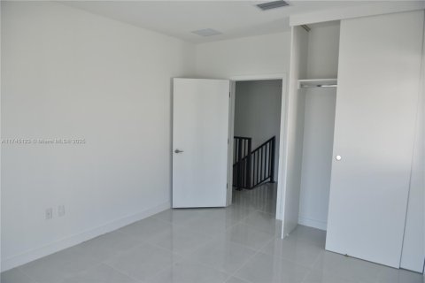 House in Florida City, Florida 5 bedrooms, 176.7 sq.m. № 1495990 - photo 15