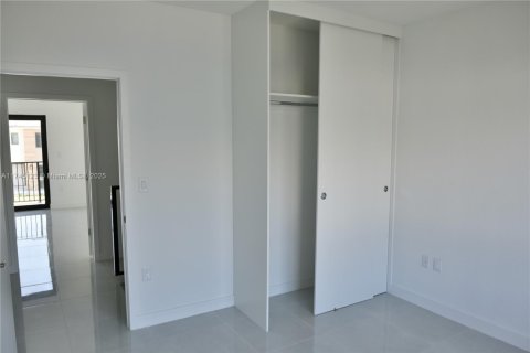 House in Florida City, Florida 5 bedrooms, 176.7 sq.m. № 1495990 - photo 8