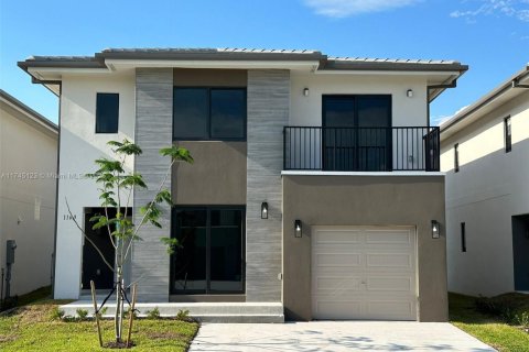 House in Florida City, Florida 5 bedrooms, 176.7 sq.m. № 1495990 - photo 1