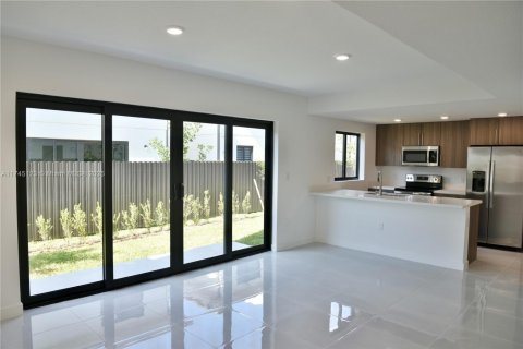 House in Florida City, Florida 5 bedrooms, 176.7 sq.m. № 1495990 - photo 3