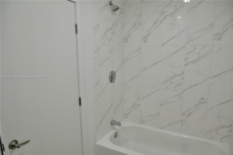 House in Florida City, Florida 5 bedrooms, 176.7 sq.m. № 1495990 - photo 14