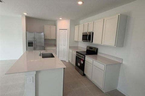 House in Haines City, Florida 4 bedrooms, 222.97 sq.m. № 2377988 - photo 4
