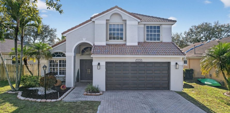 House in Pembroke Pines, Florida 4 bedrooms, 217.3 sq.m. № 2029398