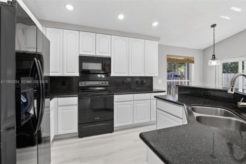 House in Pembroke Pines, Florida 4 bedrooms, 217.3 sq.m. № 2029398 - photo 9