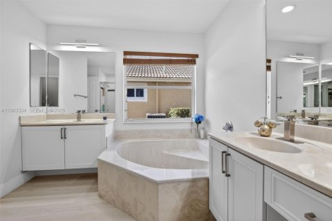 House in Pembroke Pines, Florida 4 bedrooms, 217.3 sq.m. № 2029398 - photo 23