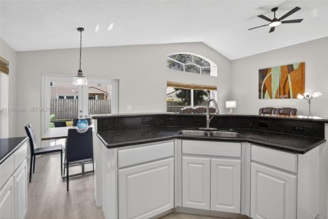 House in Pembroke Pines, Florida 4 bedrooms, 217.3 sq.m. № 2029398 - photo 10