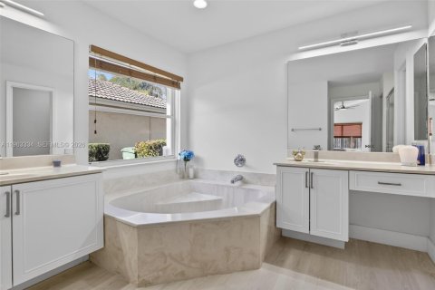 House in Pembroke Pines, Florida 4 bedrooms, 217.3 sq.m. № 2029398 - photo 22