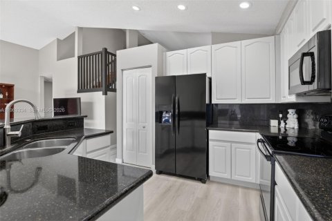 House in Pembroke Pines, Florida 4 bedrooms, 217.3 sq.m. № 2029398 - photo 11