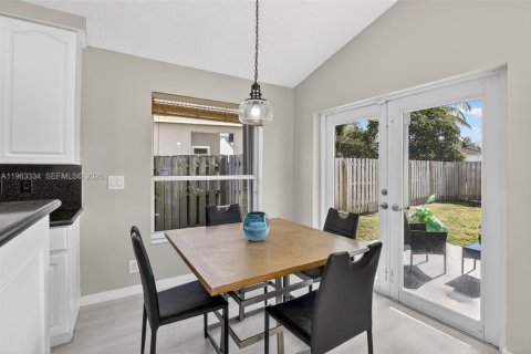 House in Pembroke Pines, Florida 4 bedrooms, 217.3 sq.m. № 2029398 - photo 14