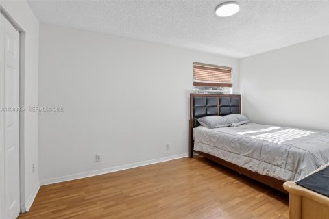 House in Pembroke Pines, Florida 4 bedrooms, 217.3 sq.m. № 2029398 - photo 26