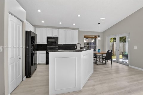 House in Pembroke Pines, Florida 4 bedrooms, 217.3 sq.m. № 2029398 - photo 12