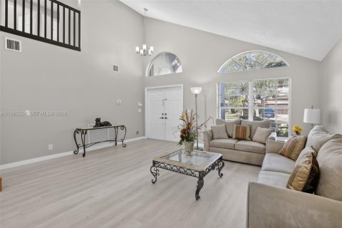 House in Pembroke Pines, Florida 4 bedrooms, 217.3 sq.m. № 2029398 - photo 4