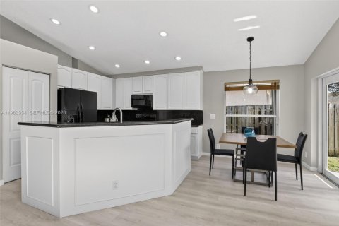 House in Pembroke Pines, Florida 4 bedrooms, 217.3 sq.m. № 2029398 - photo 13