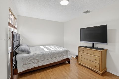 House in Pembroke Pines, Florida 4 bedrooms, 217.3 sq.m. № 2029398 - photo 27