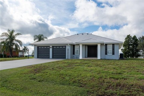 House in Fort Meade, Florida 2 bedrooms, 264.96 sq.m. № 2366968
