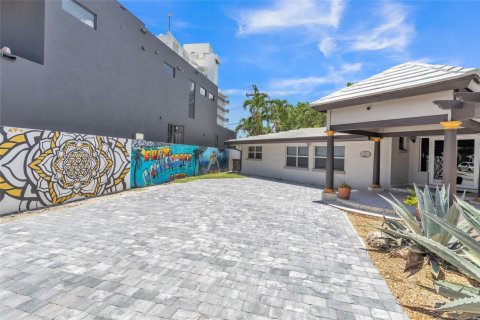 Casa en alquiler en Fort Lauderdale, Florida, 5 dormitorios, 384.15 m2 № 869521 - foto 1