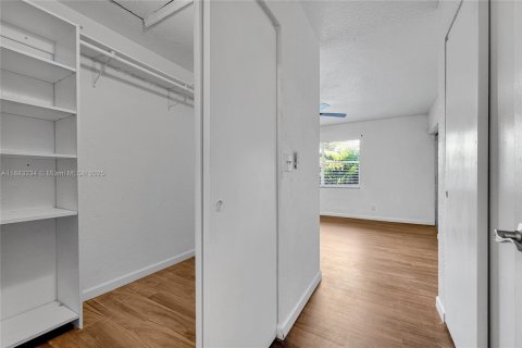 Condo in Coral Springs, Florida, 2 bedrooms  № 1930695 - photo 17