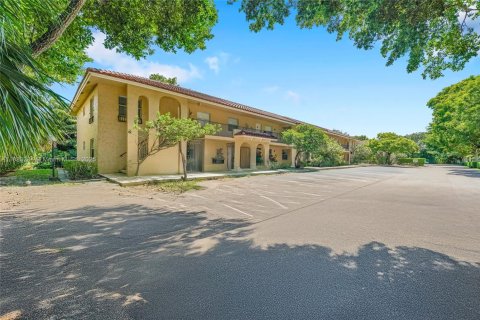 Condo in Coral Springs, Florida, 2 bedrooms  № 1930695 - photo 1
