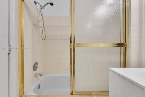 Condo in Coral Springs, Florida, 2 bedrooms  № 1930695 - photo 15