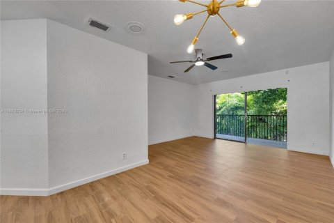 Condo in Coral Springs, Florida, 2 bedrooms  № 1930695 - photo 8