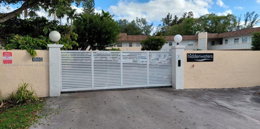 Кондоминиум с 1 спальней в Норт-Майами, Флорида № 1954792