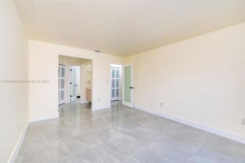 Touwnhouse à vendre à Miami, Floride: 2 chambres, 103.59 m2 № 1859707 - photo 13