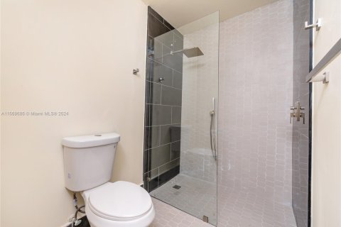 Touwnhouse à vendre à Miami, Floride: 2 chambres, 103.59 m2 № 1859707 - photo 15