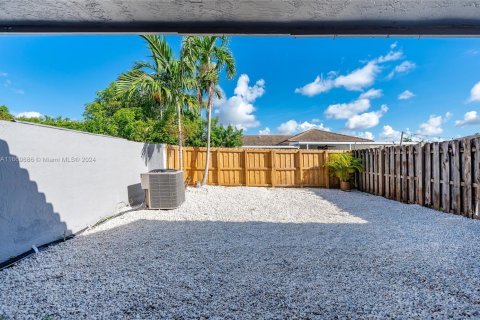 Touwnhouse à vendre à Miami, Floride: 2 chambres, 103.59 m2 № 1859707 - photo 23