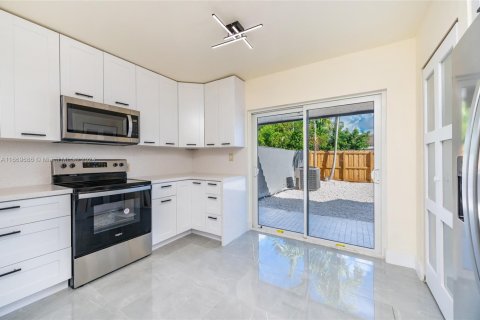 Touwnhouse à vendre à Miami, Floride: 2 chambres, 103.59 m2 № 1859707 - photo 7