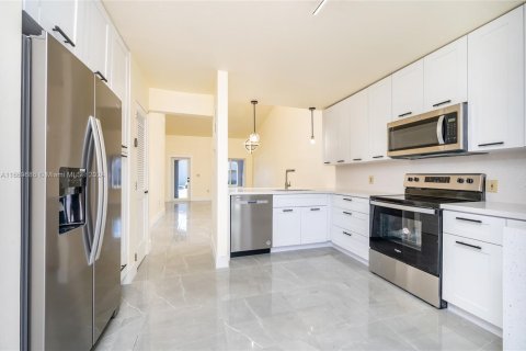 Touwnhouse à vendre à Miami, Floride: 2 chambres, 103.59 m2 № 1859707 - photo 11