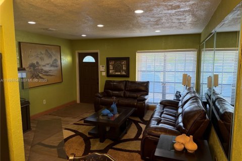 Casa en venta en Miami Gardens, Florida, 4 dormitorios, 152.92 m2 № 1986695 - foto 9