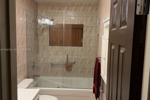 Casa en venta en Miami Gardens, Florida, 4 dormitorios, 152.92 m2 № 1986695 - foto 26