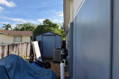 Casa en venta en Miami Gardens, Florida, 4 dormitorios, 152.92 m2 № 1986695 - foto 4