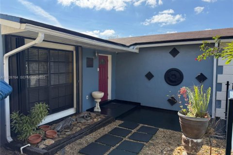 Casa en venta en Miami Gardens, Florida, 4 dormitorios, 152.92 m2 № 1986695 - foto 3