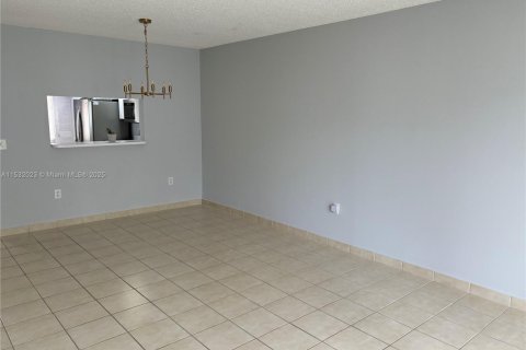 Купить кондоминиум в Пемброк-Пайнс, Флорида 2 спальни, 85.47м2, № 1499636 - фото 6